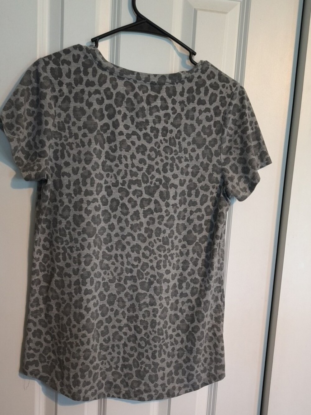 Gray Leopard Print Short Sleeve Women's Top - Picture 2 of 3